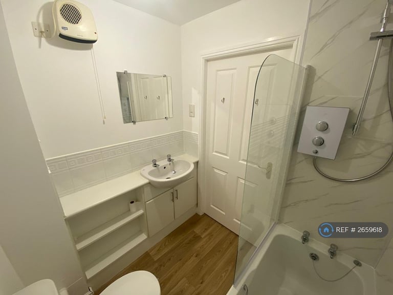 2 bedroom flat in Main Street, Glasgow, G40 (2 bed) (#2659618)