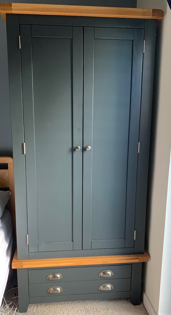 Chiltern Oak Bedroom furniture.  1 double Wardrobe, 1 chest of drawers & 1 x 3 basket drawer.