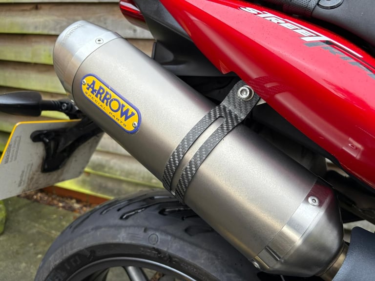 2011 // 11 Triumph Street Triple 675 £2800 Red 21813 miles.