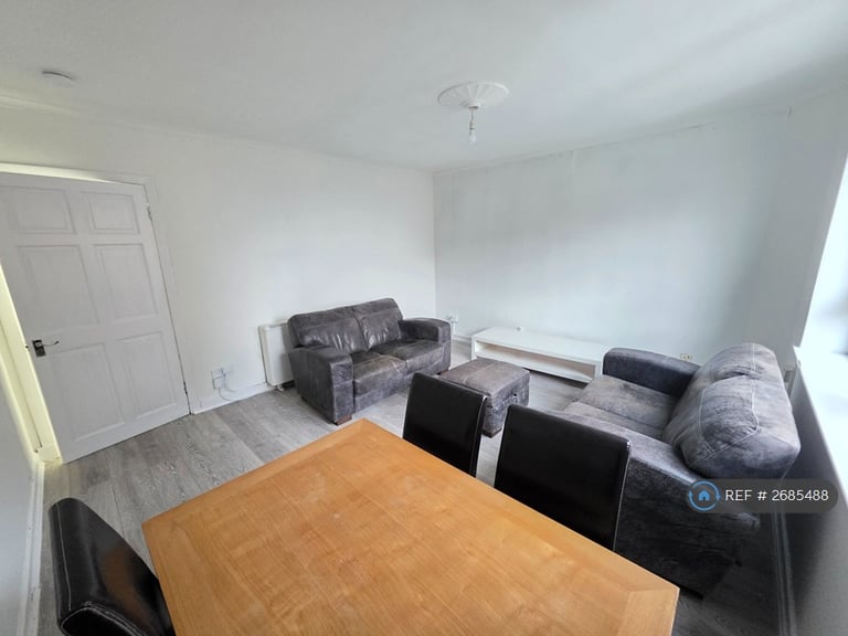 2 bedroom flat in Cathcart Street, Greenock, PA15 (2 bed) (#2685488)