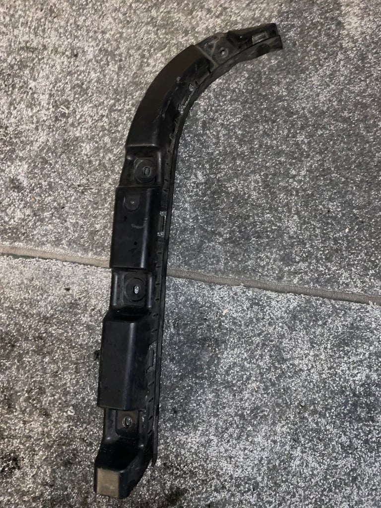 SEAT LEON PASSENGER SIDE REAR BUMPER MOUNTING BRACKET 1P0807863