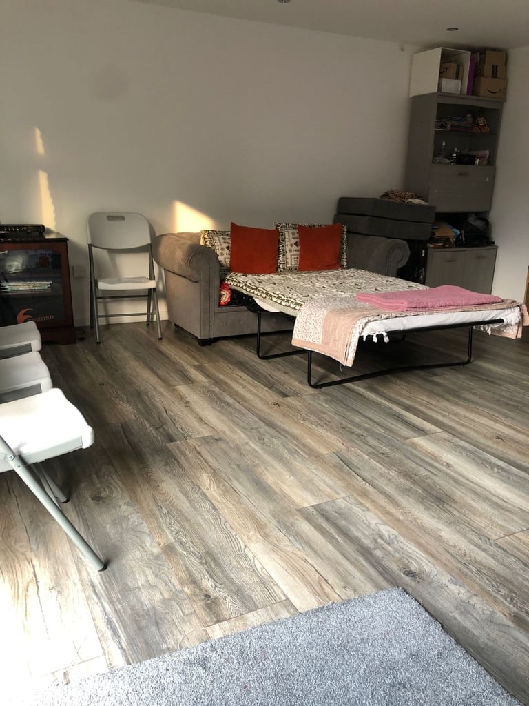 en-Studio Room near Sutton Common station