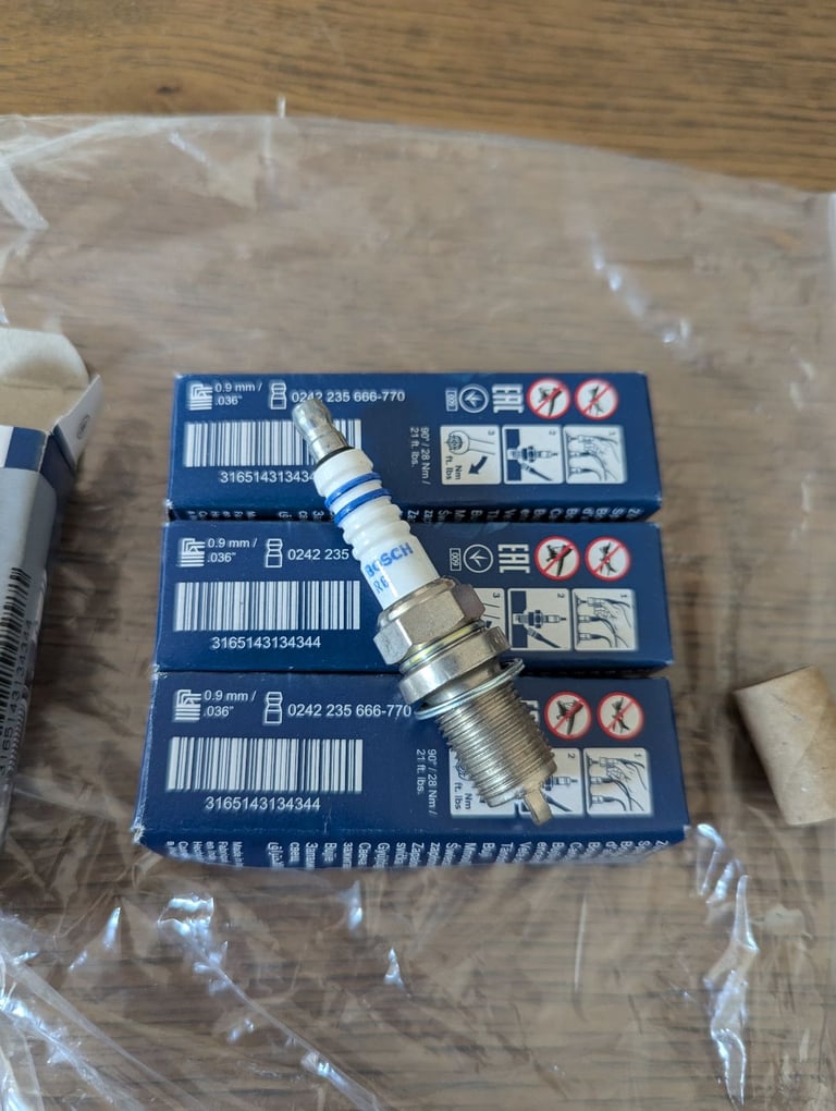 Bosch Spark Plugs x4
