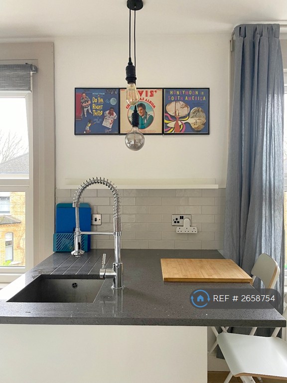 3 bedroom flat in Crystal Palace, London, SE19 (3 bed) (#2658754)