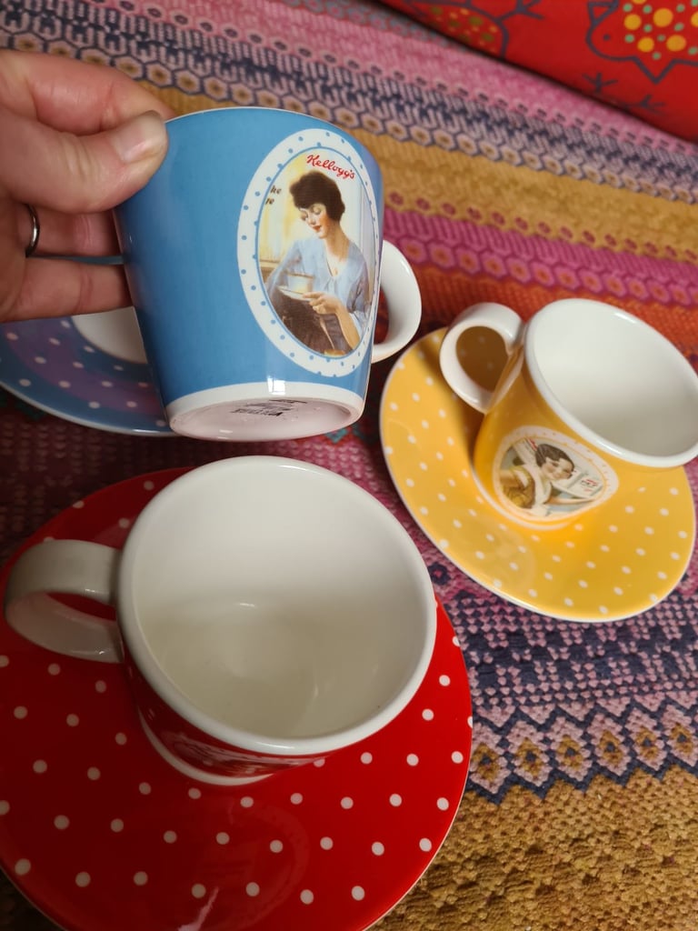 'vintage' kelloggs cups and saucers set