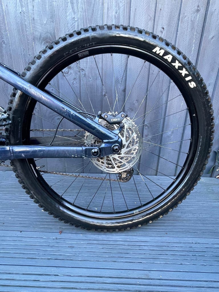 2022 Vitus Escarpe 27 CR mountain bike in velocity blue. 