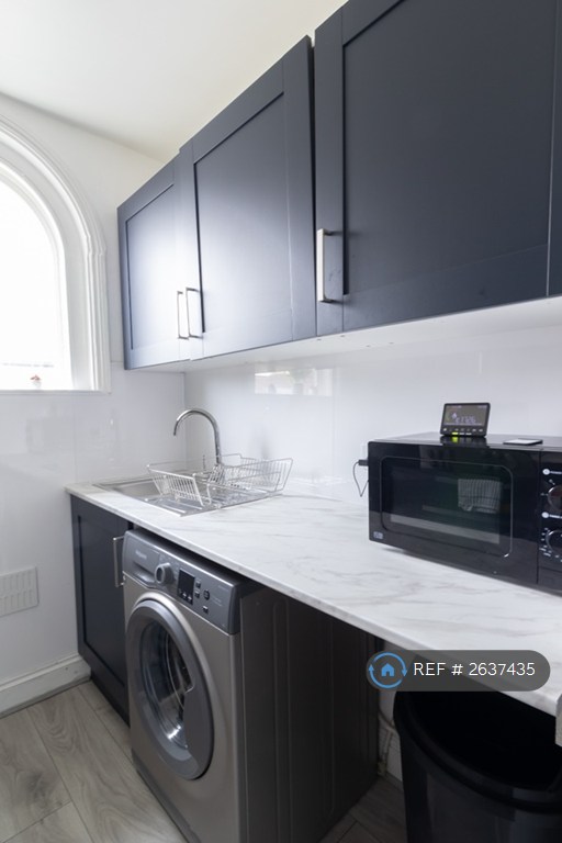 2 bedroom flat in Waverley Grove, Southsea, PO4 (2 bed) (#2637435)