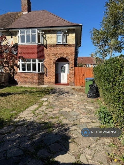 3 bedroom house in Alnwick Road, London, SE12 (3 bed) (#2641764)