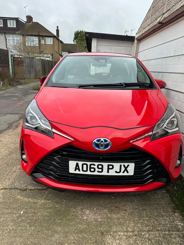 Excellent Toyota Yaris 1.5 hybrid very low mileage for sale.