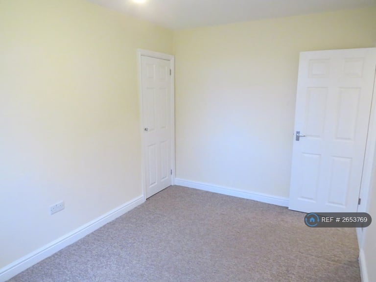 2 bedroom flat in Mowbray Drive, Reading, RG30 (2 bed) (#2653769)