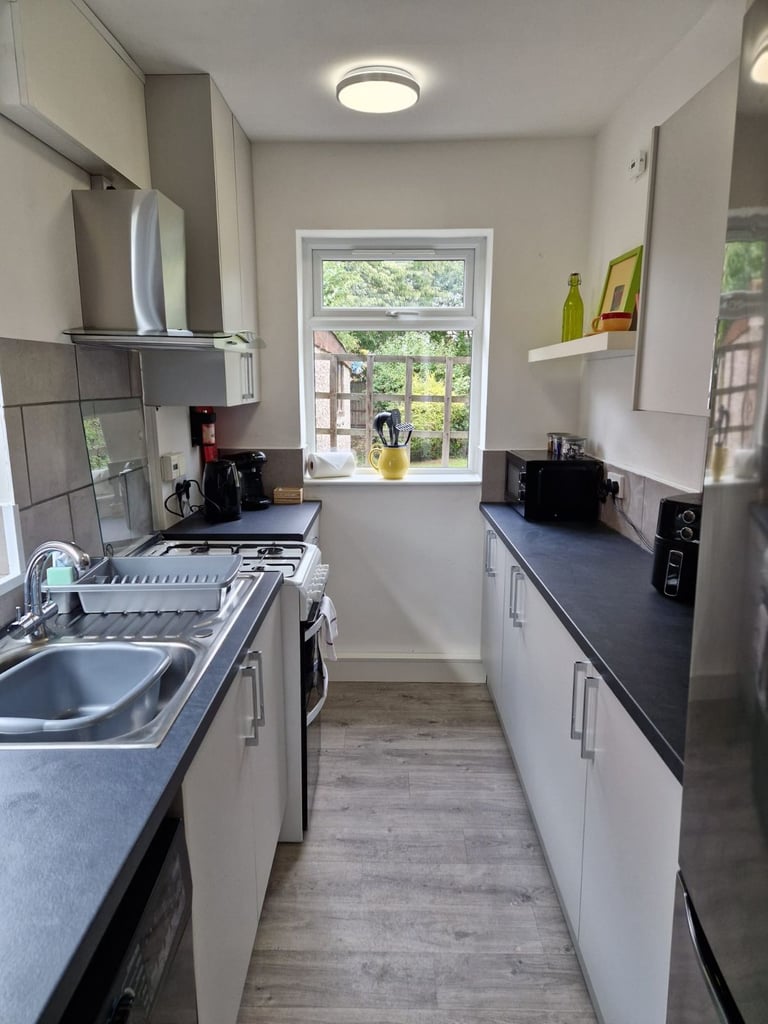 LE4 all bills Fully Furnished house to rent- ideal for company stays and contractor stays, parking 