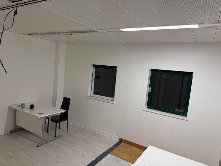image for 4x units Studio/office/ Beauty spaces to rent immediately in E14 