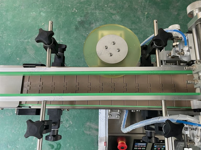 Automatic Tabletop Spray Cap Screw Capping Sealing Machine for Plastic Pet Glass Bottle