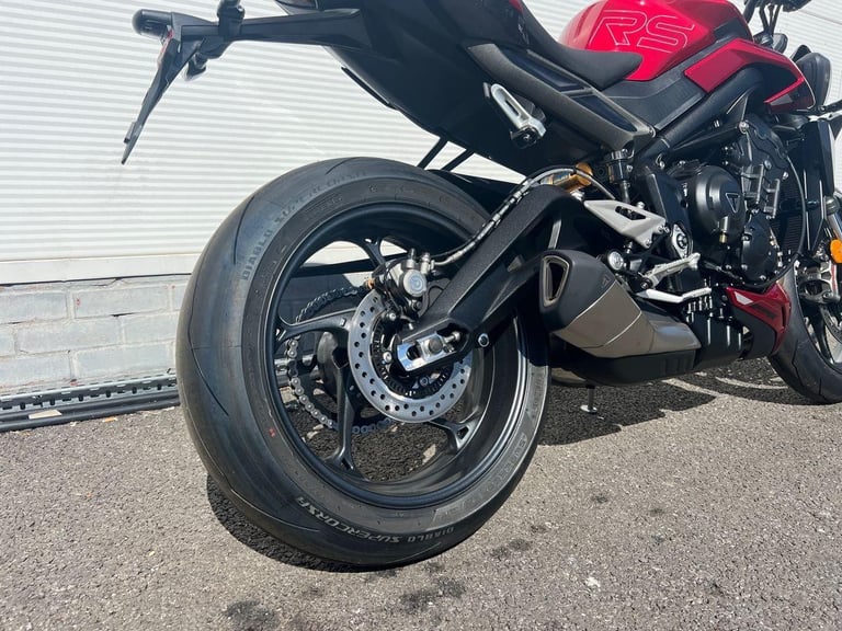 2025 Triumph Street Triple 765 RS PREMIUM COLOUR Petrol red 6 Speed