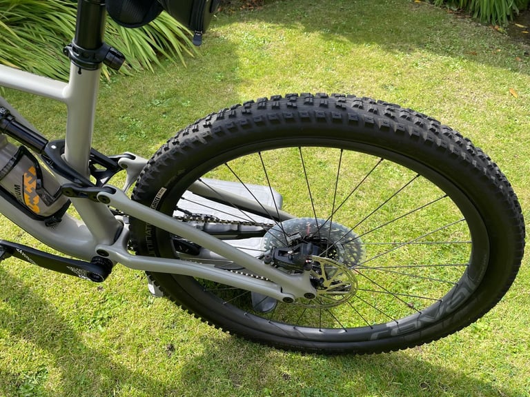 Specialized stump jumper expert bike large frame with Invisifran boomslang pedals 
