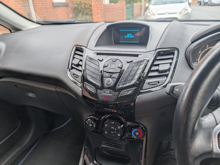 Ford, FIESTA, Hatchback, 2015, Manual, 1241 (cc), 3 doors