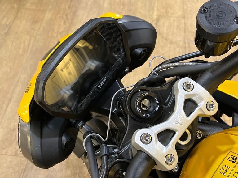 2025 Triumph Street Triple 765 RS PREMIUM COLOUR Petrol yellow 6 Speed