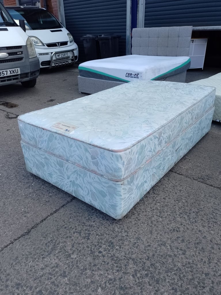 Single divan with mattress, Ref:18428 £55.00