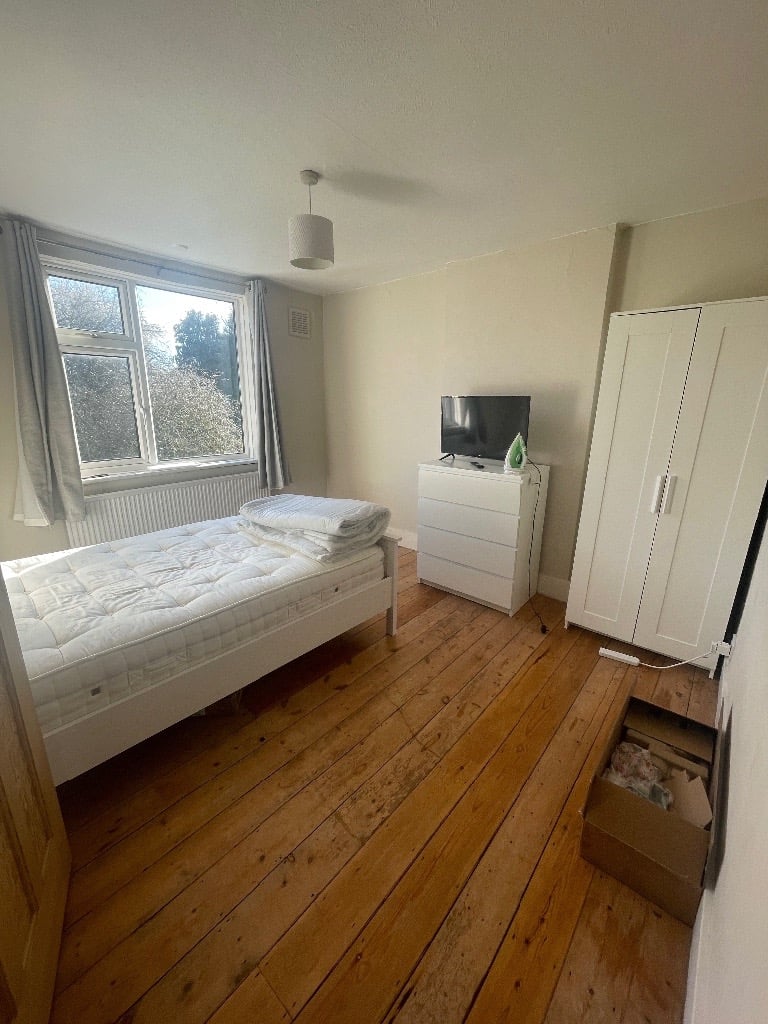 Double room available suitable for females