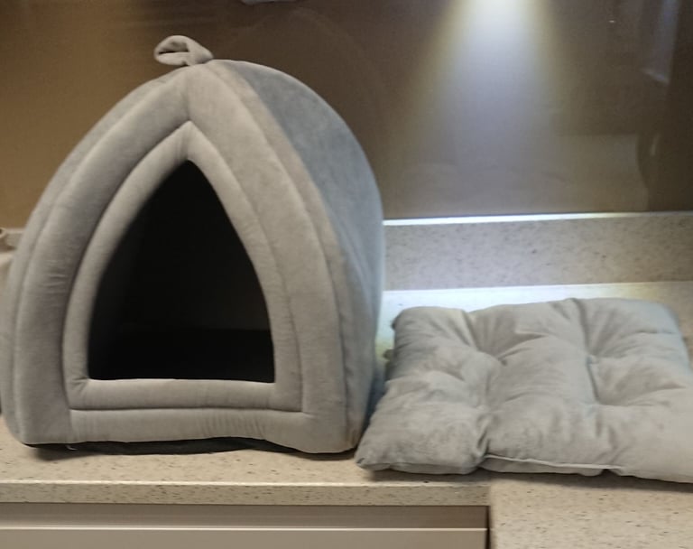 Cat ingloo bed with removable cushion 