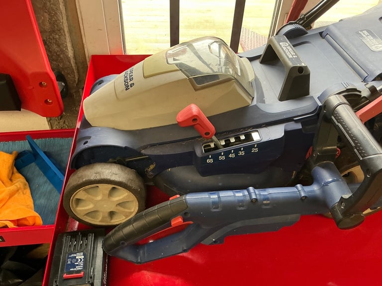 Spear & Jackson Cordless lawnmower and strimmer 24v