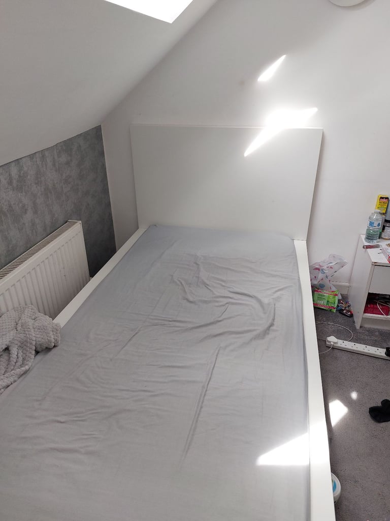 single bed in white colour Excellent condition 