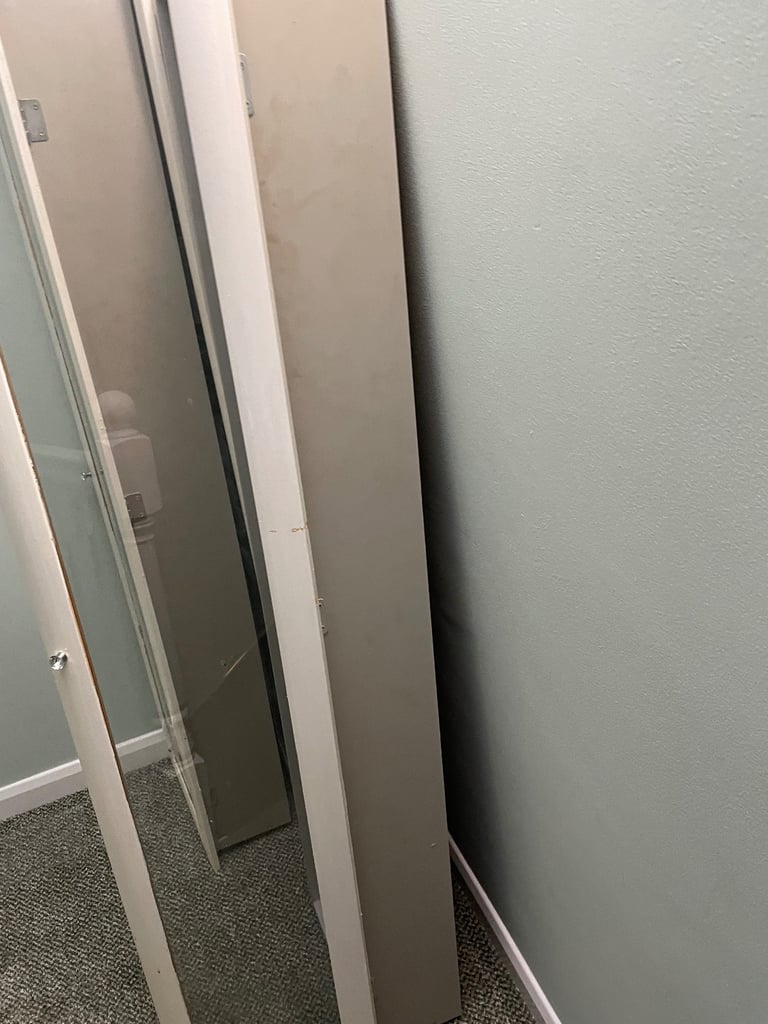 Wall hanging display cabinet