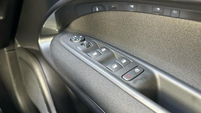 2025 Fiat 600 1.2 MHEV SUV 5dr Petrol Hybrid e-DCT Euro 6 (s/s) (100 ps) Automatic Hatchback Hybr...
