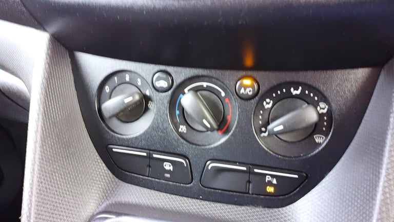 2017 Ford Transit Connect 220 L1 SWB EURO 6,AIR CONDITIONING,FRONT+REAR PARKING SENSORS,PARK ASSI...