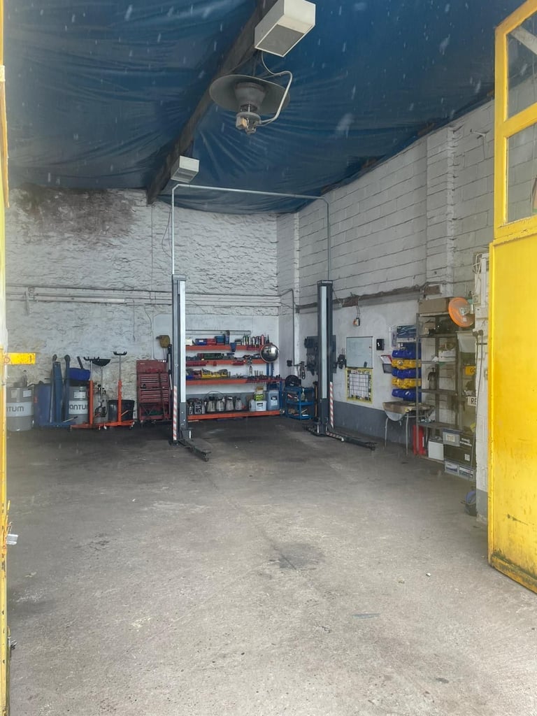 image for *FULLY equipped Mechanics Workshop to rent* - £1,700pcm