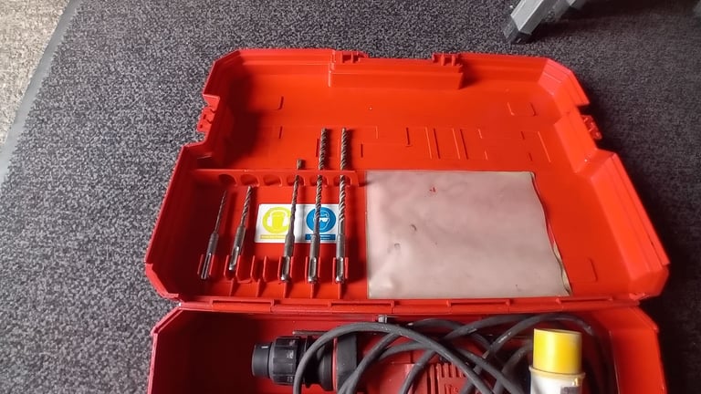 HILTI TE14 ROTARY HAMMER DRILL AND ACCESORIES FWO AND GOOD CONDITION