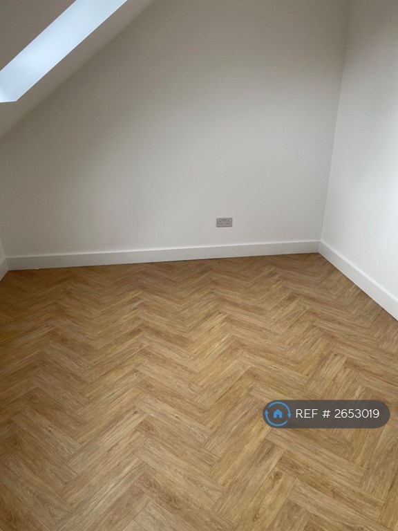 1 bedroom in Hereward Gardens, London, N13 (#2653019)