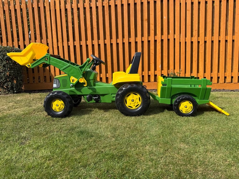 John Deere Ride-On Pedal Tractor & Trailor