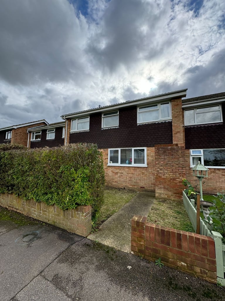 Spacious 5 Bedroom House | Furnished | Fitted Kitchen | Garden | Wheathouse Close, Bedford-MK41 