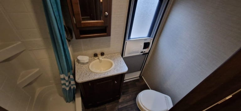 2016 Keystone Premier Bullet 31BHPR 2 Bedroom American Caravan 5th Wheel RV