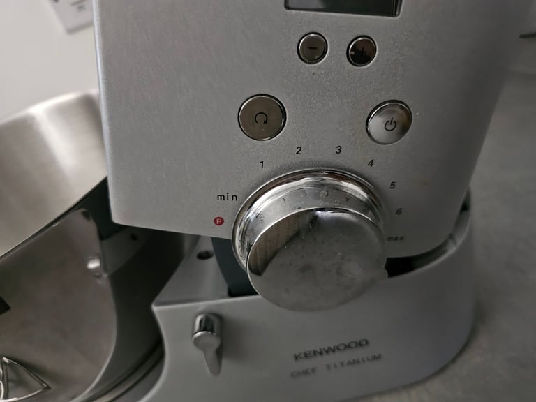 Kenwood stand mixer - chef Titanium KMC030