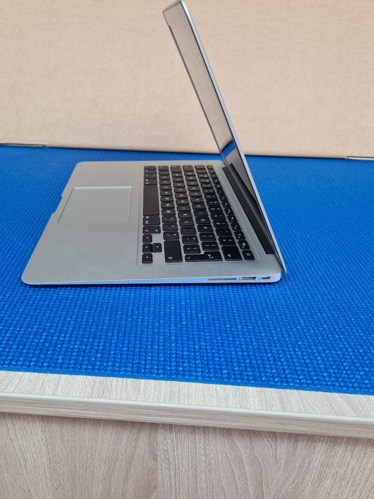 Macbook Air A1466 Yr 2015 i5 8GB Ram 128GB SSD Mac OS  Catalina  Clean A Grade