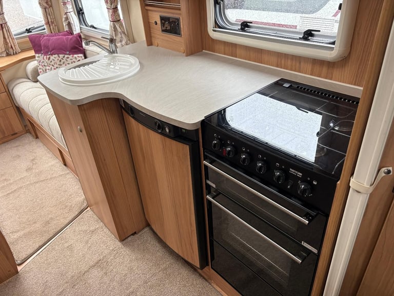BAILEY PEGASUS VERONA - FIXED BED CARAVAN WITH END WASHROOM AND MOTORMOVER