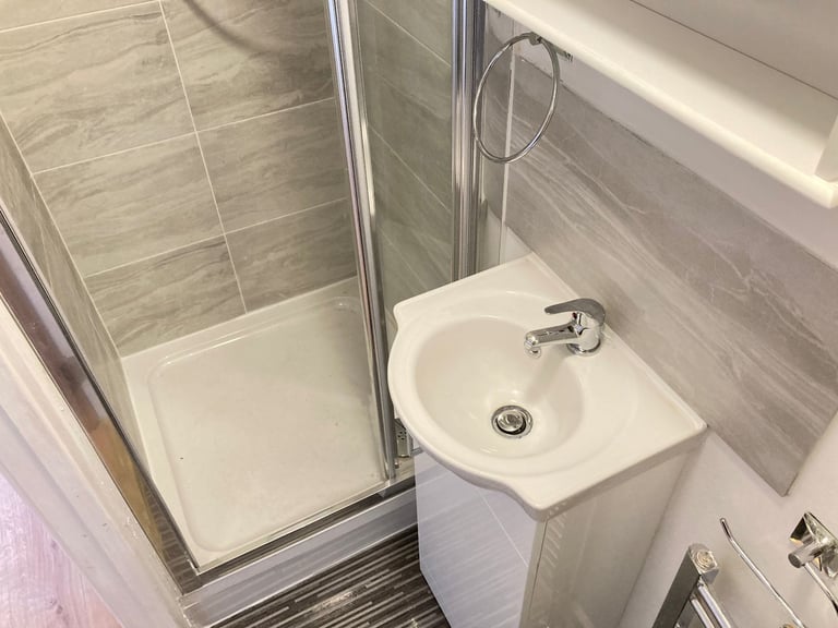 IncludesBills Converted 1st Studio Shower OpenBedRoomKitchenDineSit Garden VeryNearRailBusTubeShops