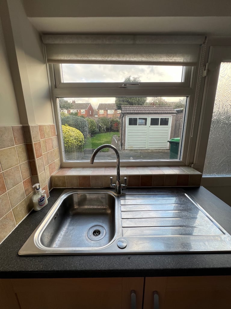 3 Bedroom Semi-Detached Home — Furnished – Wednesbury (WS10) Available now