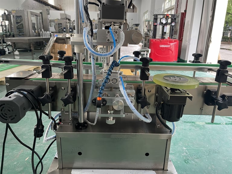 Automatic Tabletop Spray Cap Screw Capping Sealing Machine for Plastic Pet Glass Bottle
