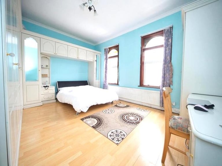 image for 🏡 Bright and cozy room available in a shared flat in the vibrant area of Mile End