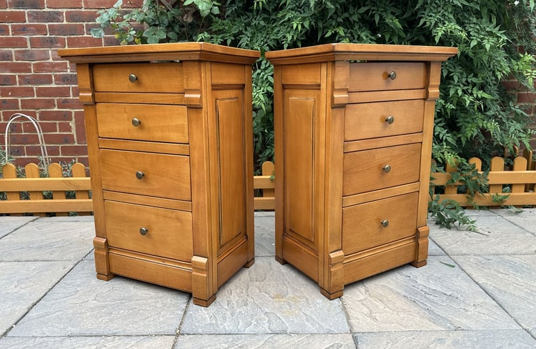 Pair of Luxury And So To Bed Manoir 4 Draw Bedside Chests – Great Condition – RRP £2,570