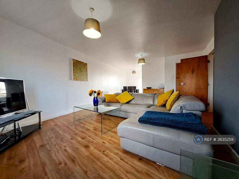 3 bedroom flat in Woolmonger Street, Northampton, NN1 (3 bed) (#2635259)