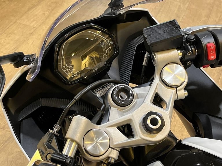 2025 Triumph Daytona 660 STANDARD TWIN COLOUR Petrol black 6 Speed