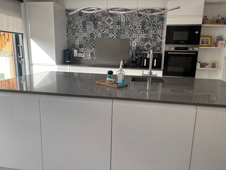 Gloss white kichen