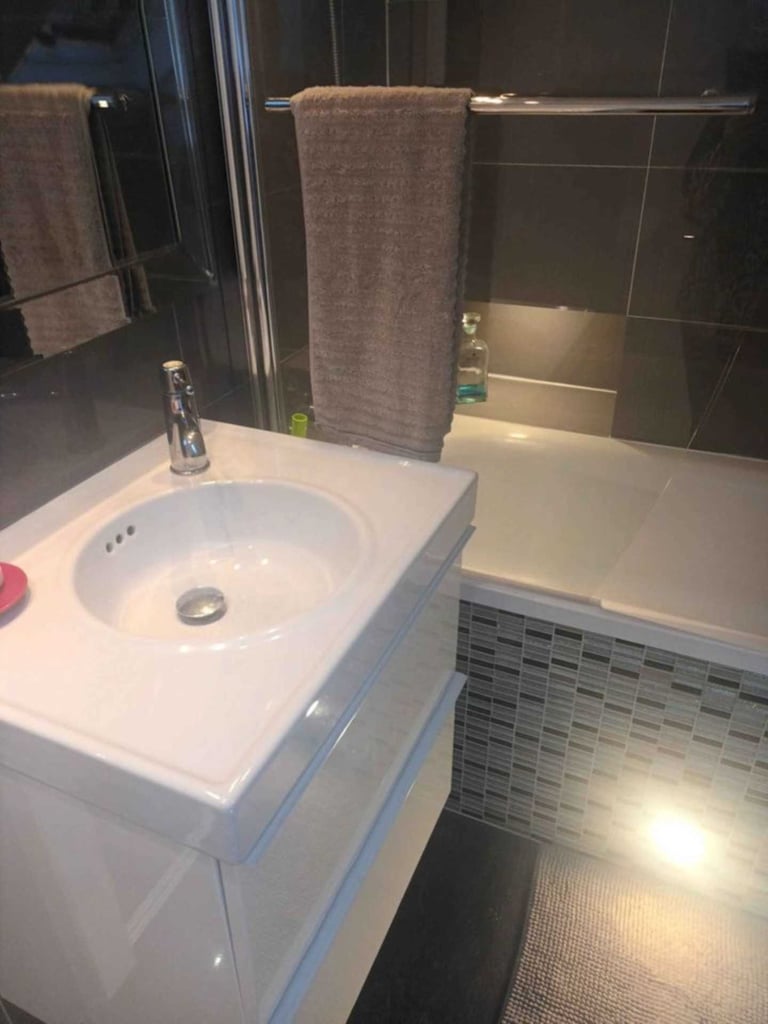 1 bedroom flat in Hathaway Gardens, West Ealing