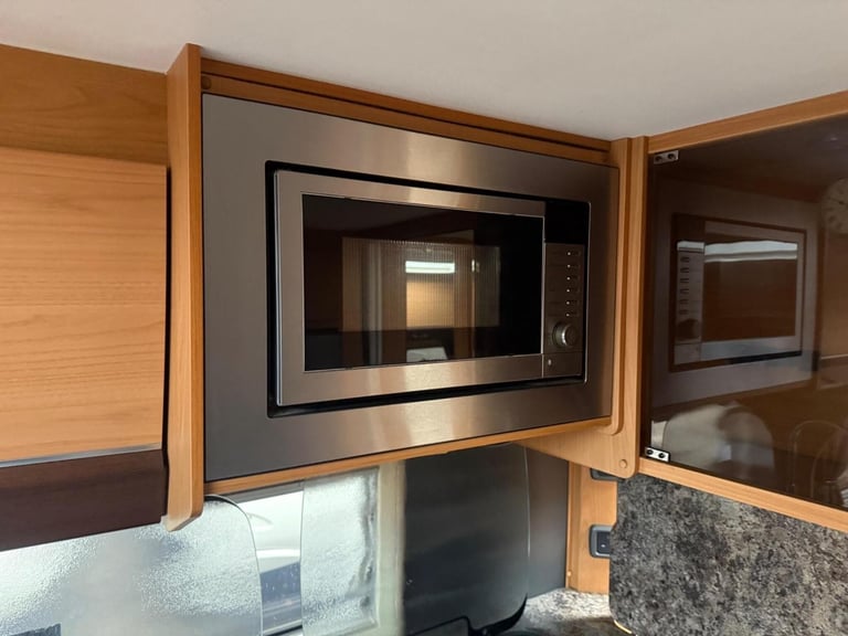 2011 Buccaneer Schooner Fixed bed end large washroom