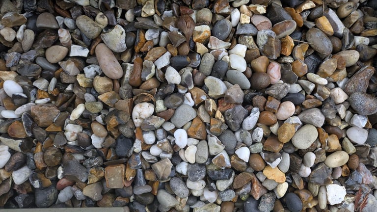 image for Decorative gravel for paths and patios -black snd crea