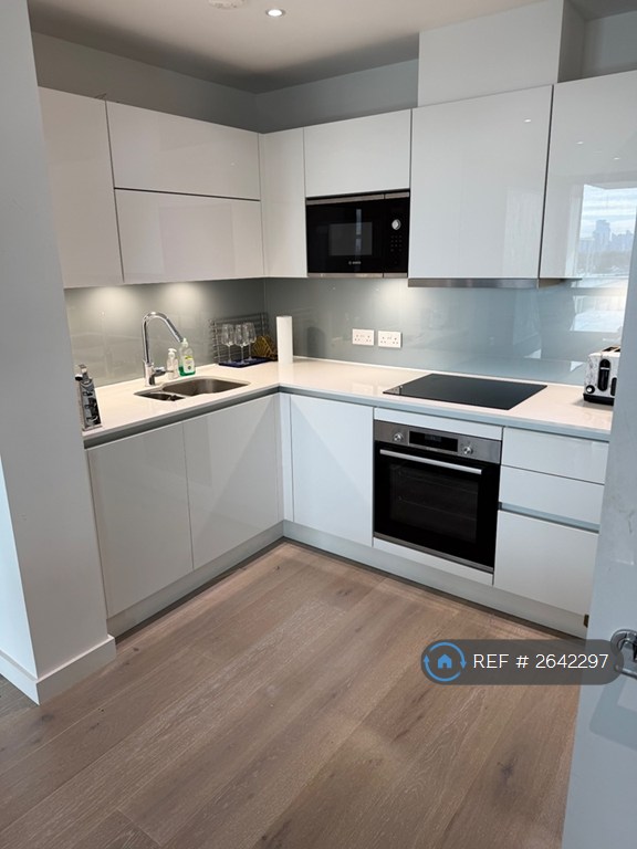 2 bedroom flat in City North East Tower, London, N4 (2 bed) (#2642297)